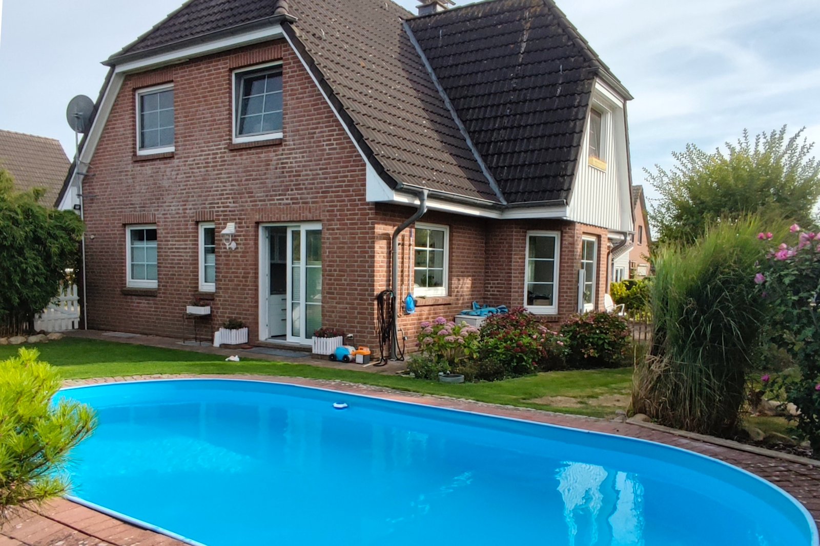 Viel Platz in Ostseenähe: Haus mit Pool, PV, Keller, Balkon, Terrasse & Doppelcarport