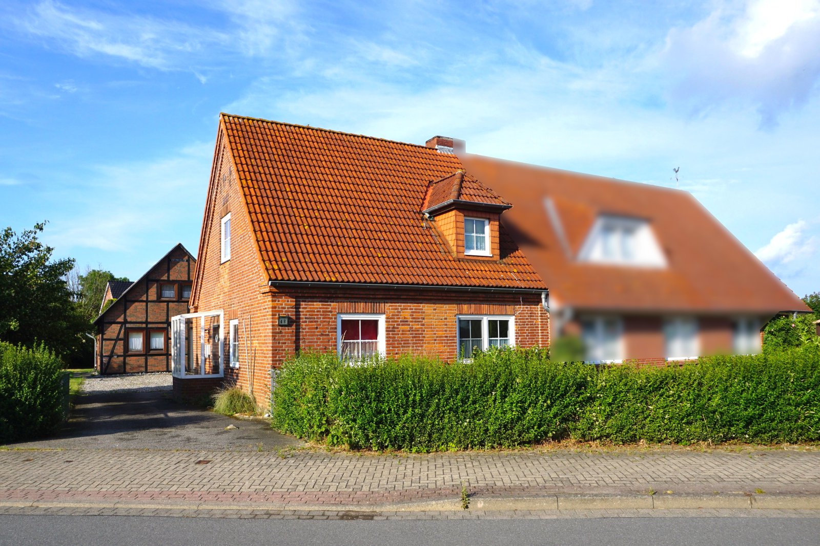 Behrensdorf an der Ostsee: Solides Wohnhaus, wohnähnliches Nebengebäude und Bauland