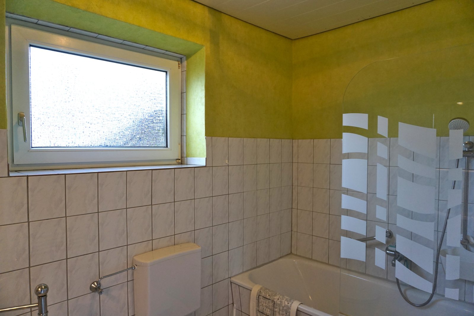 Behrensdorf an der Ostsee: Solides Wohnhaus, wohnähnliches Nebengebäude und Bauland