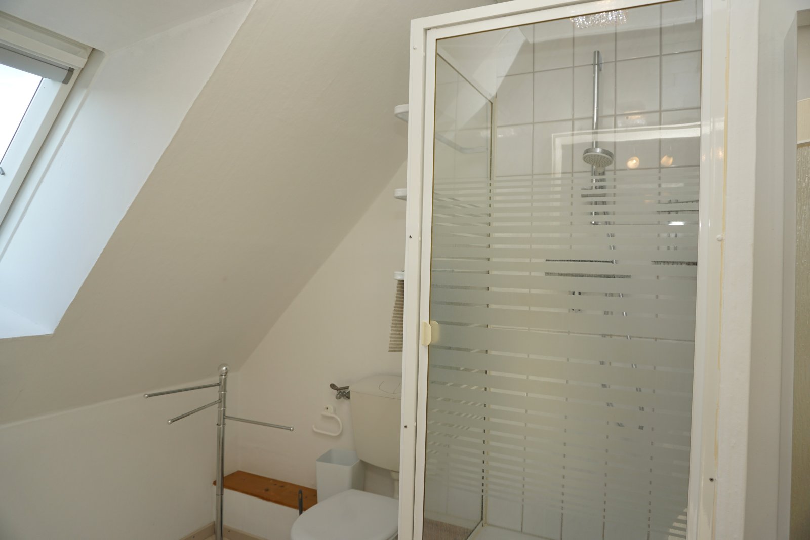 Behrensdorf an der Ostsee: Solides Wohnhaus, wohnähnliches Nebengebäude und Bauland