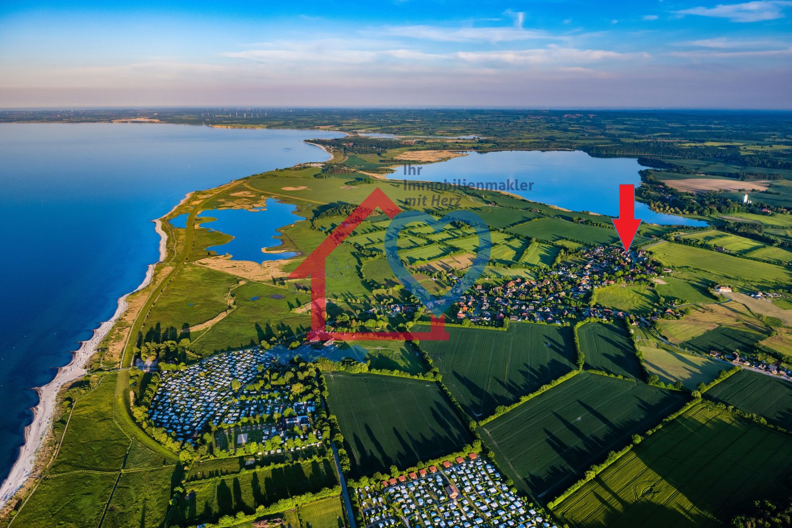 Behrensdorf / Ostsee: Haus + Nebengebäude (~180m² Wfl./Nfl.) & Bauland!