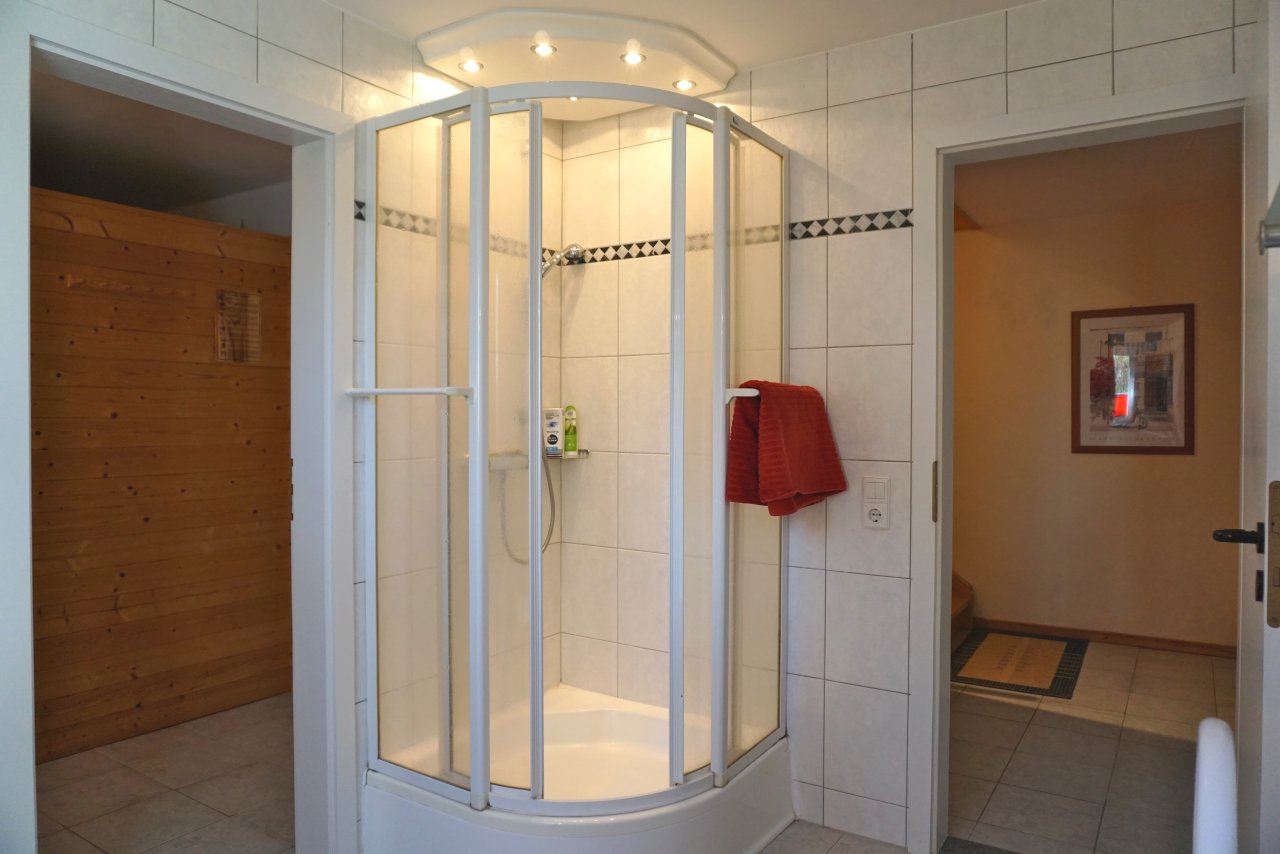 Badezimmer Keller mit Blick Sauna