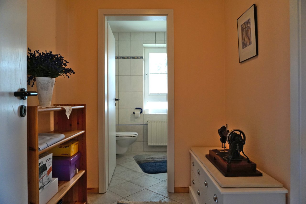 Flurbereich zum Gäste WC und Arbeitszimmer
