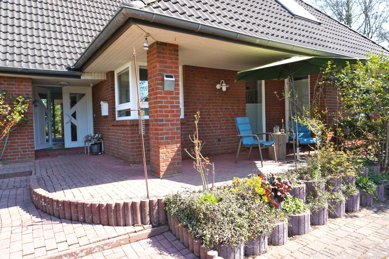Eingangsbereich mit Vorgarten