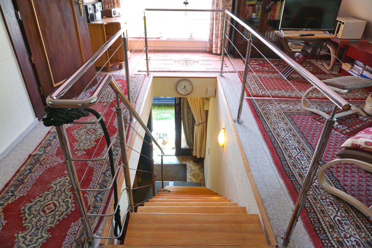 Zimmer OG mit Treppe zum EG