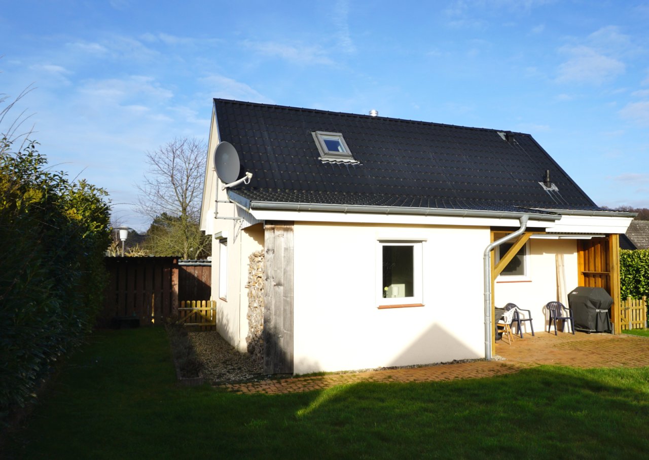 Hausansicht Seite Holzunterstand Hausansicht Seite Holzunterstand