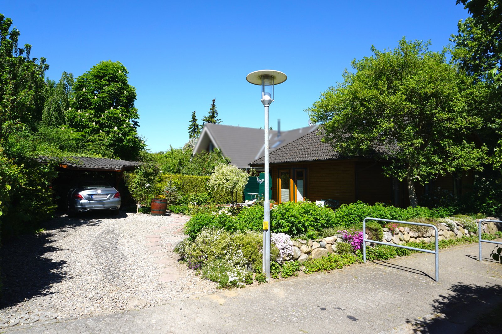 Hausansicht Einfahrt Carport Hausansicht Einfahrt Carport