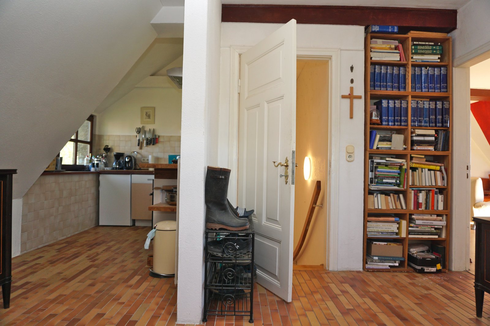 OG Zimmer mit offener Küche, Zugang Wohnzimmer und Treppe ins EG