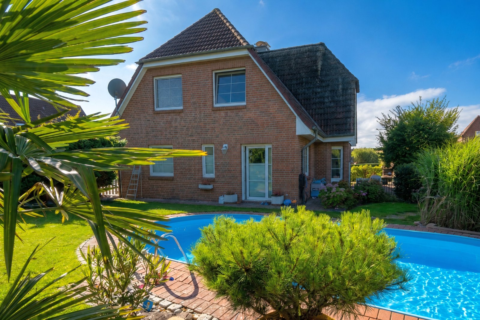 Viel Platz in Ostseenähe: Haus mit Pool, PV, Keller, Balkon, Terrasse & Doppelcarport 