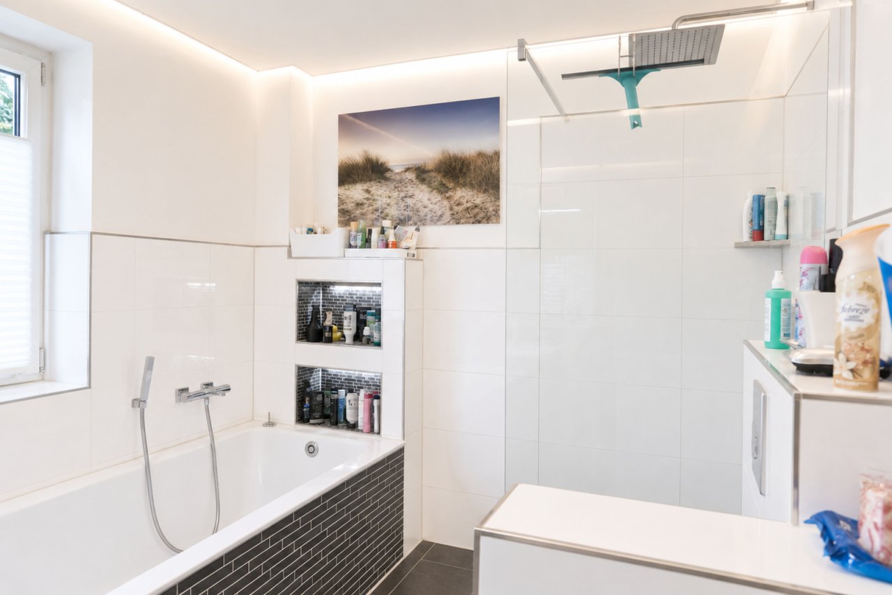 Bad mit Dusche & Badewanne Bad mit Dusche & Badewanne