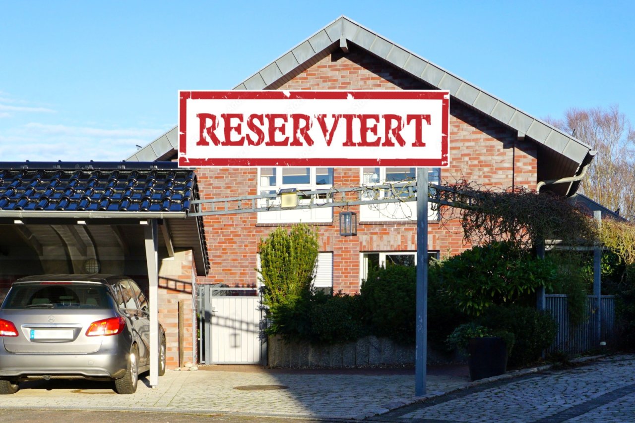 Hausansicht Carport reserviert