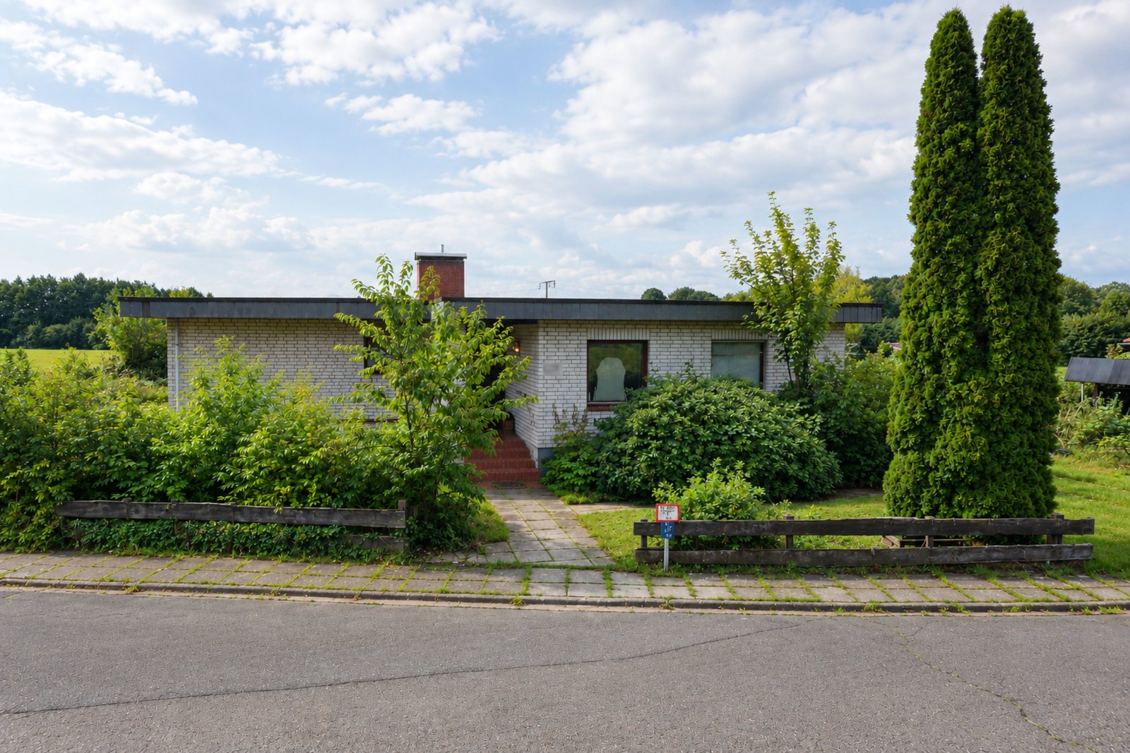 Bungalow mit Einliegerwohnung in ruhiger Sackgassen- und Feldrandlage 